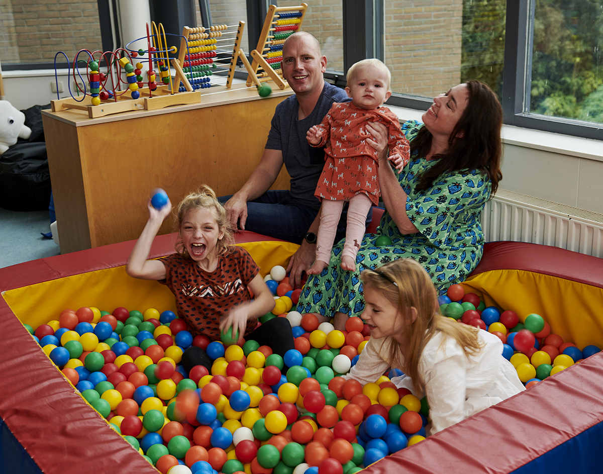 Dave en Michelle met de kinderen in de ballenbak