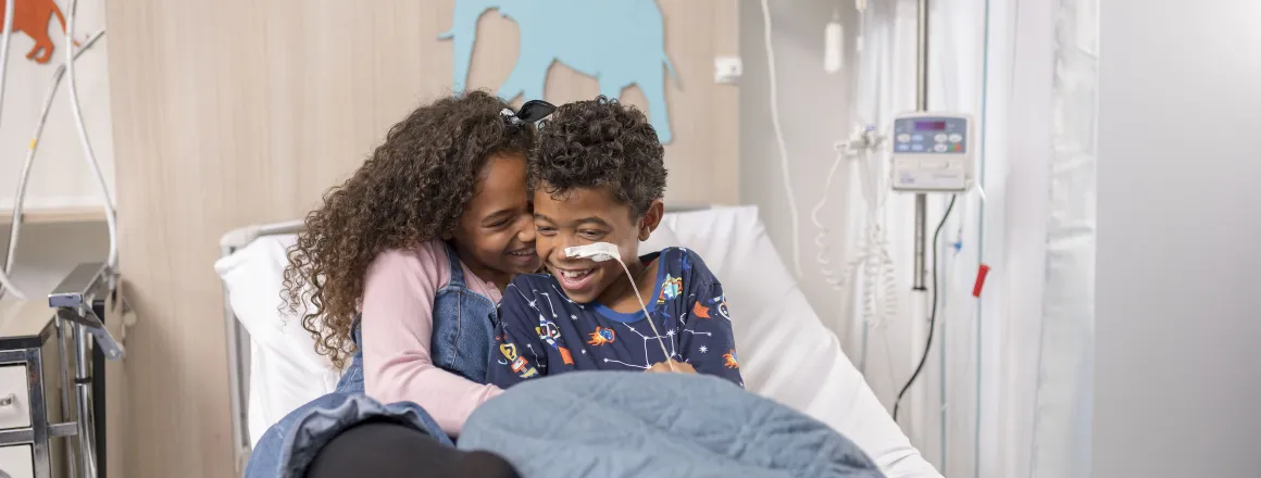 Broertje en zusje in ziekenhuis