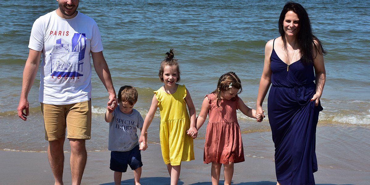 Mathis en z'n gezin op het strand