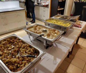 Het buffet staat klaar.