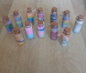 Potjes gekleurd suiker