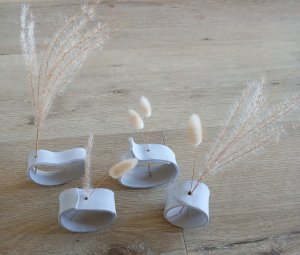 Klei houder voor gedroogde takjes