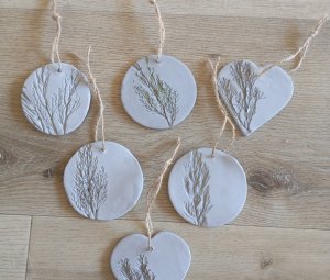 Hangers van klei