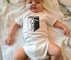Mason met vv Berkum rompertje aan.