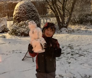 Spelen in de sneeuw, in korte broek!