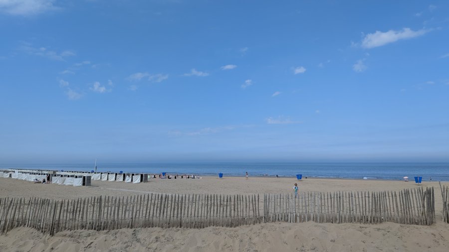 18 enthousiastelingen voor de yogales op het strand in Katwijk en € 949.20 opgehaald. 