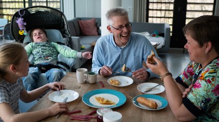 Sverre en zijn familie in het Boshuus