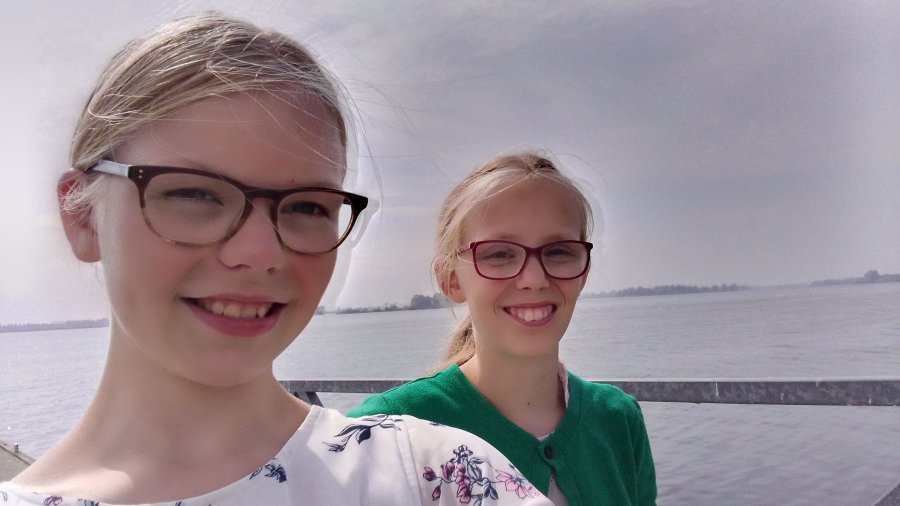 foto fietsen op de pont naar werkendam