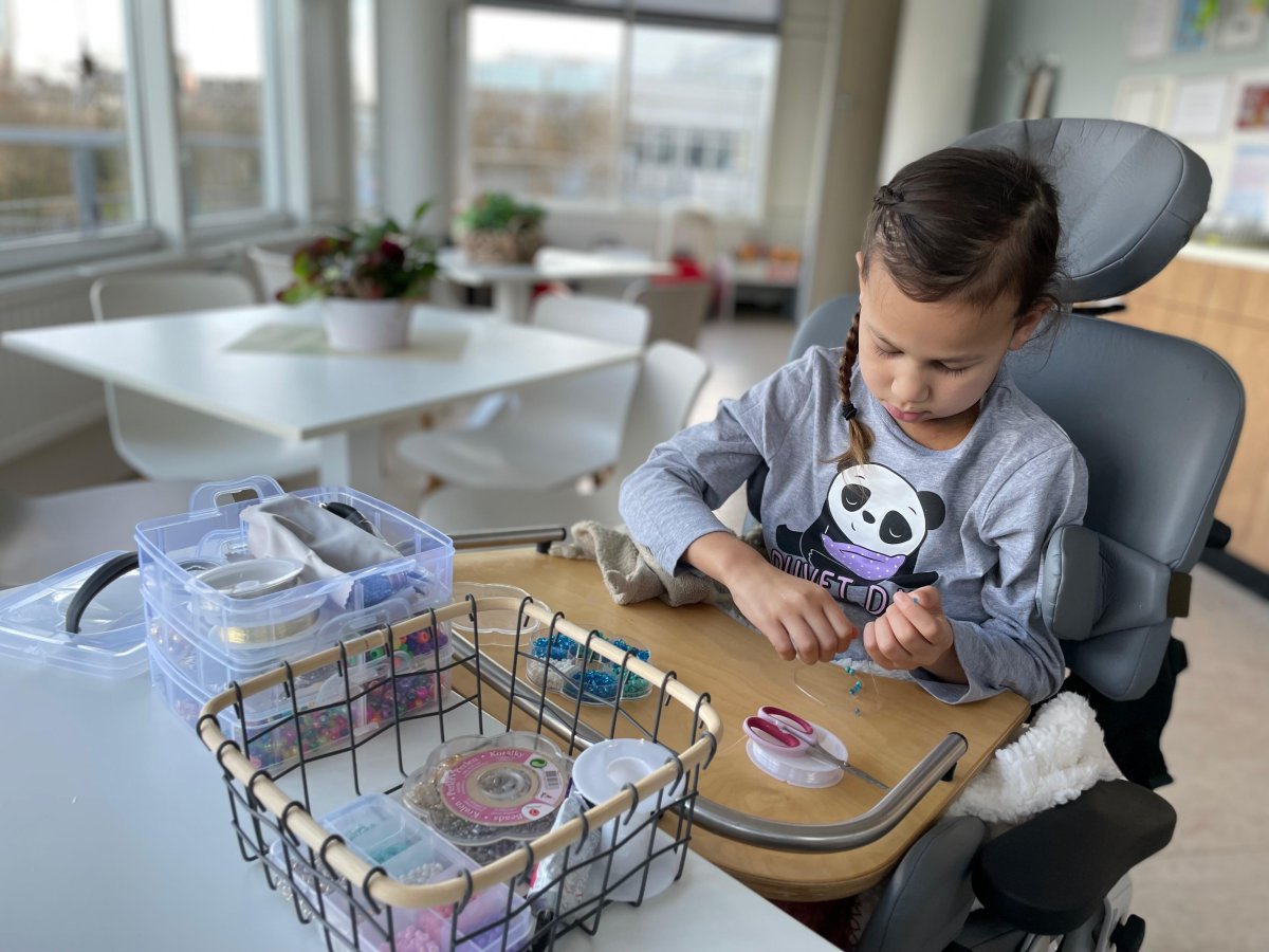 Lisa maakt armbandjes