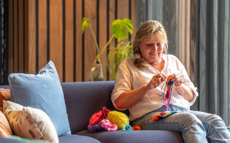 Mevrouw haakt voor het goede doel