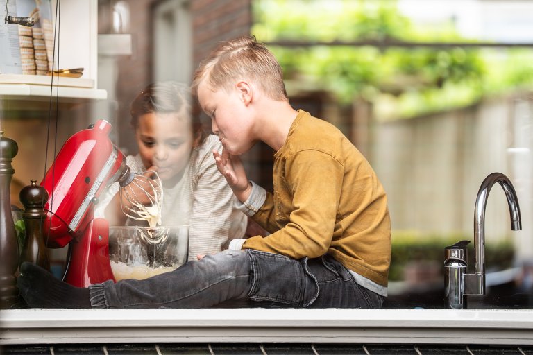 kinderen maken cakebeslag