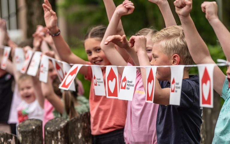 Juichende kinderen in actie